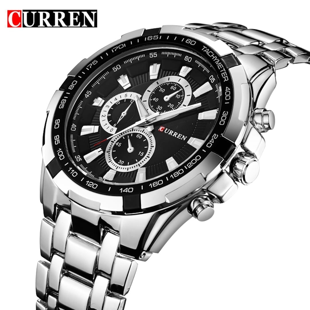 L'orologio uomo Curren Grand Prix Silver/Black con quadrante nero e tre cronografi, fotografato da vicino per evidenziarne i dettagli precisi e il look elegante.