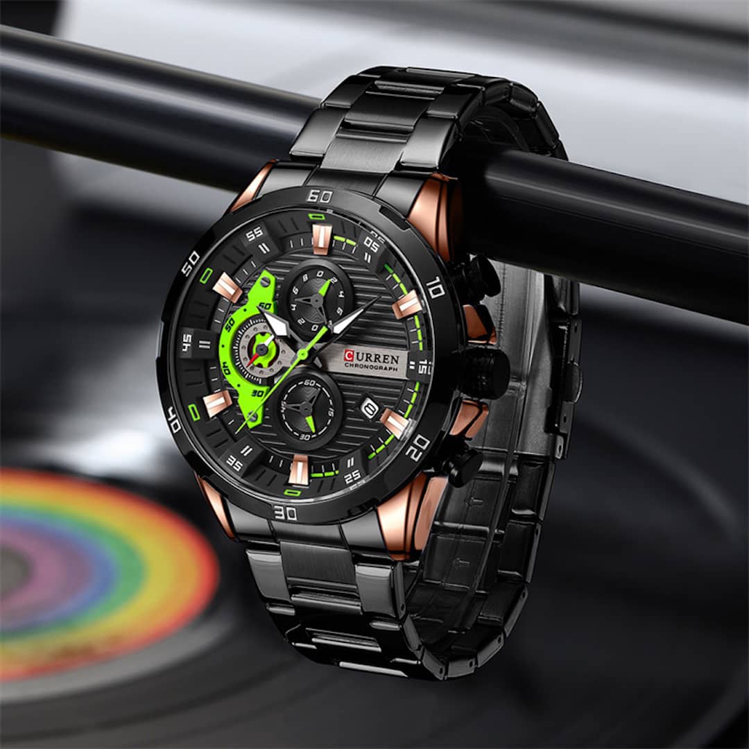 Orologio uomo Curren Chronografo Green con cinturino in metallo, sospeso su un'asta metallica.