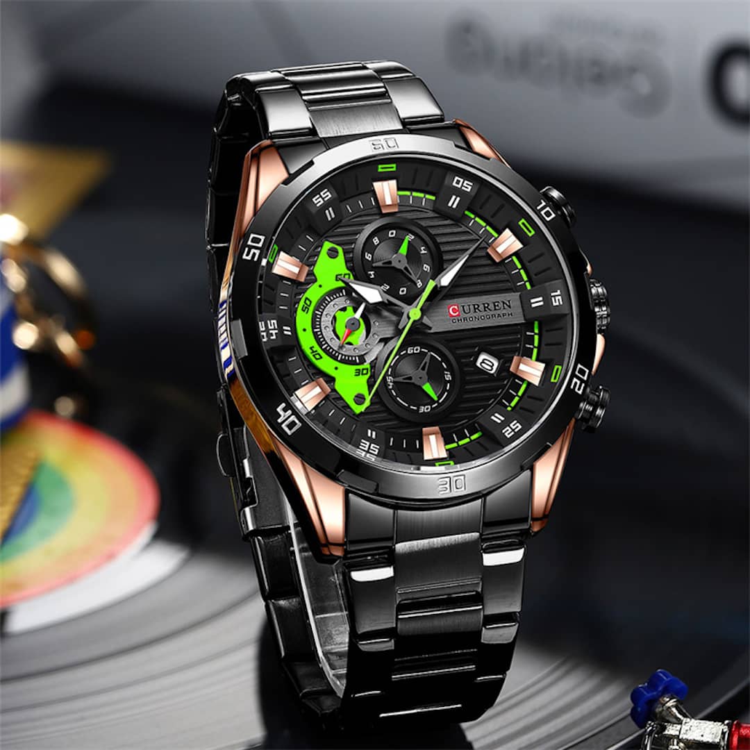 Orologio uomo Curren Chronografo Green su sfondo scuro con accessori.