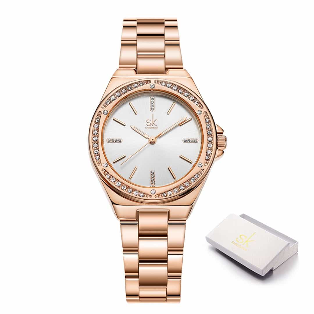 Orologio da donna SK Shengke Charm Rose Gold con cinturino color oro rosa, cornice incorniciata di cristalli e quadrante argento con lancette oro rosa.