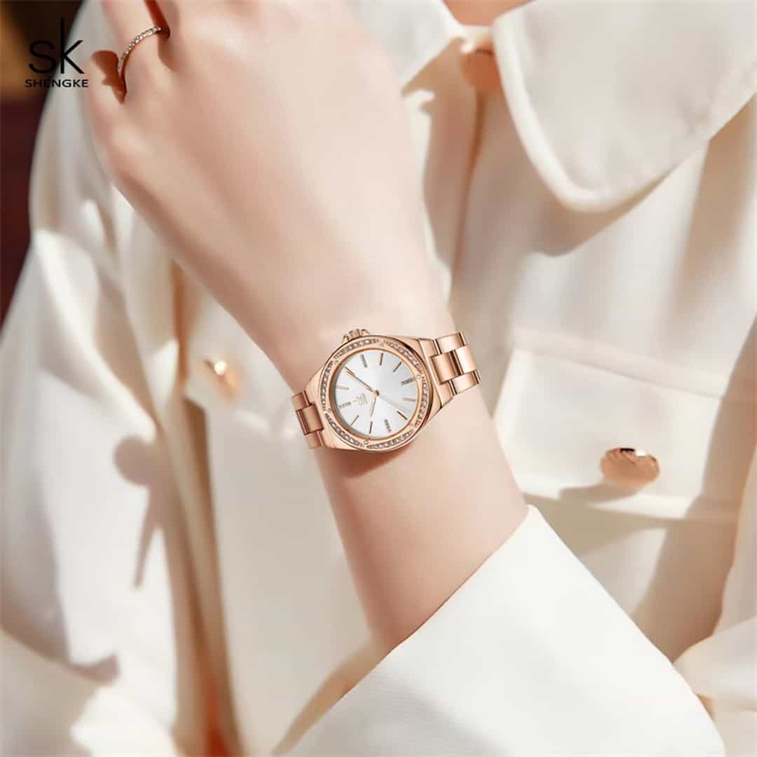 Orologio da donna SK Shengke Charm Rose Gold al polso, aspetto elegante.