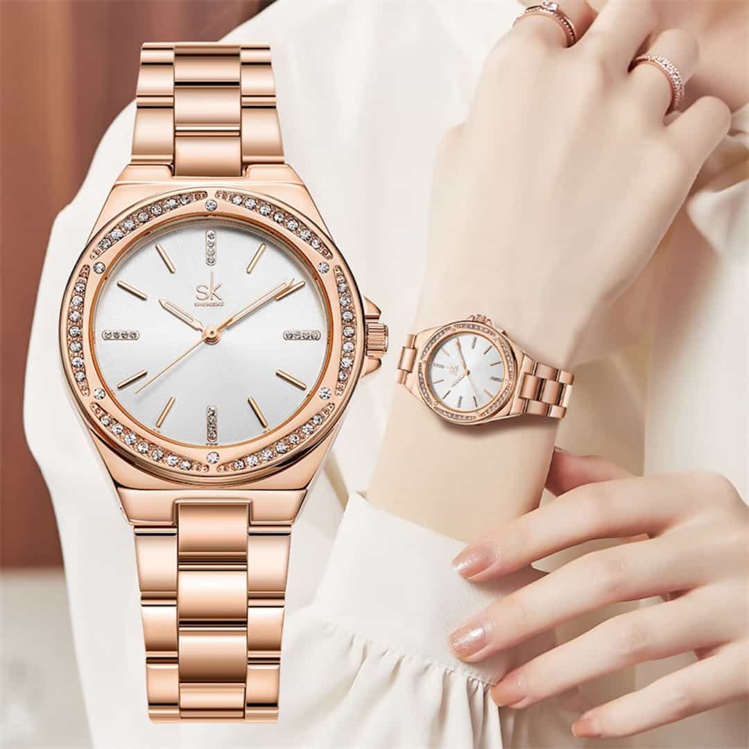 Orologio da donna SK Shengke Charm Rose Gold al polso.