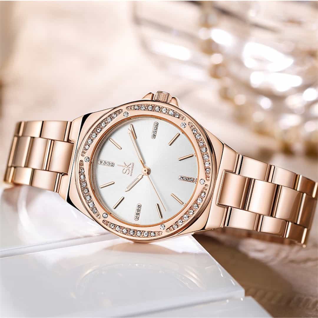 Orologio da donna SK Shengke Charm Rose Gold, vista distesa.
