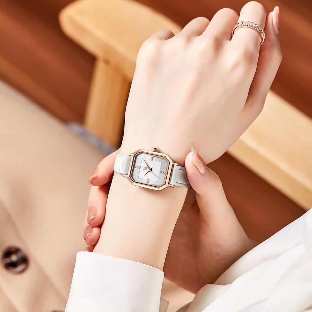 Orologio donna SK Shengke Chic White - vista durante l'uso.