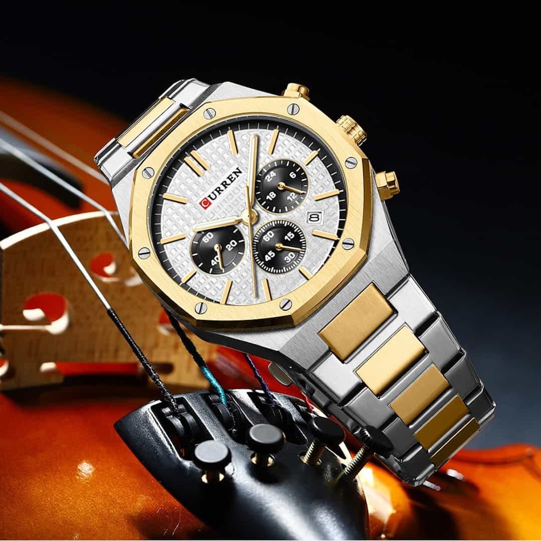 Orologio uomo Curren Royal Gold/White posato su un supporto, che ne evidenzia il design lussuoso