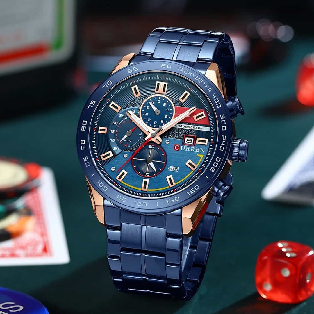 Orologio uomo Curren Striker Blue in primo piano, che mette in risalto i suoi dettagli e il design prestigioso