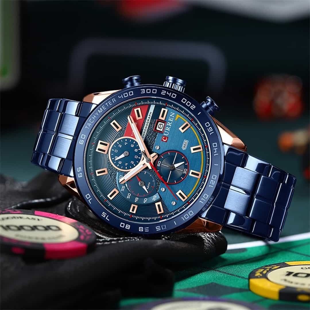 Orologio uomo Curren Striker Blue in un contesto da gioco, che trasmette sicurezza e dinamismo