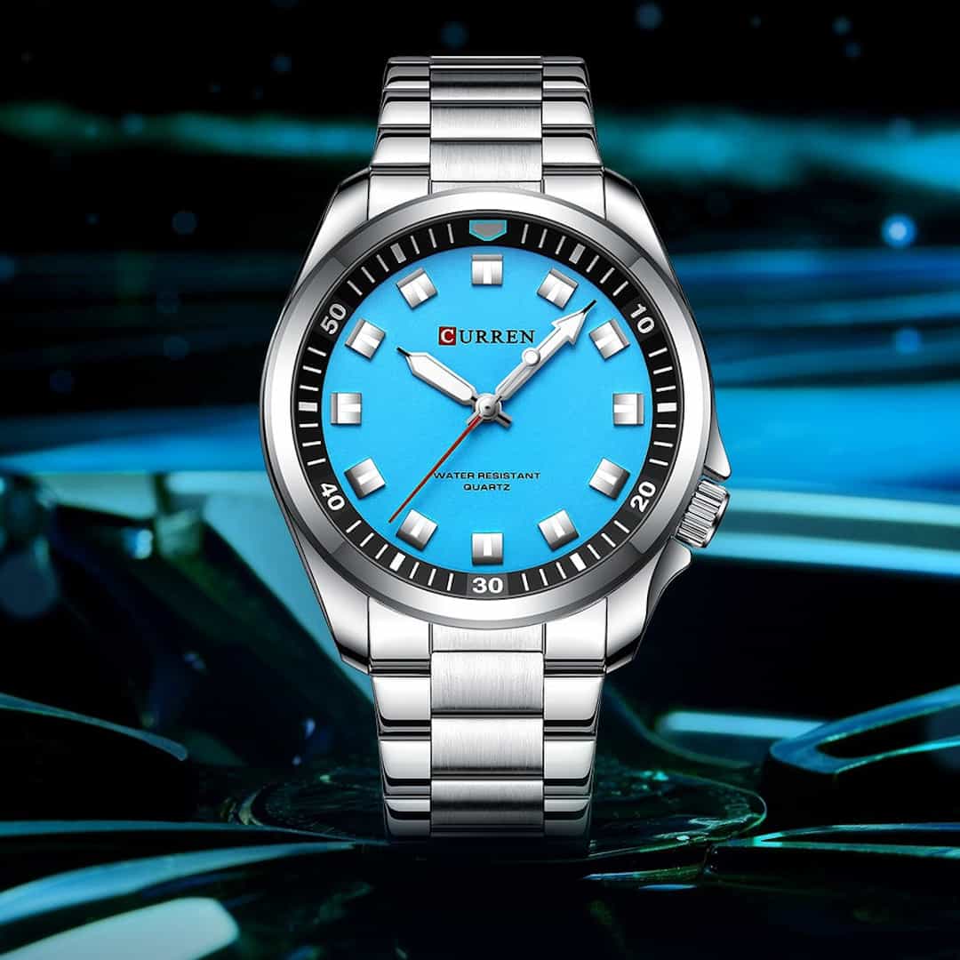Orologio uomo Curren Elegant Aqua Blue con sfondo di stile.