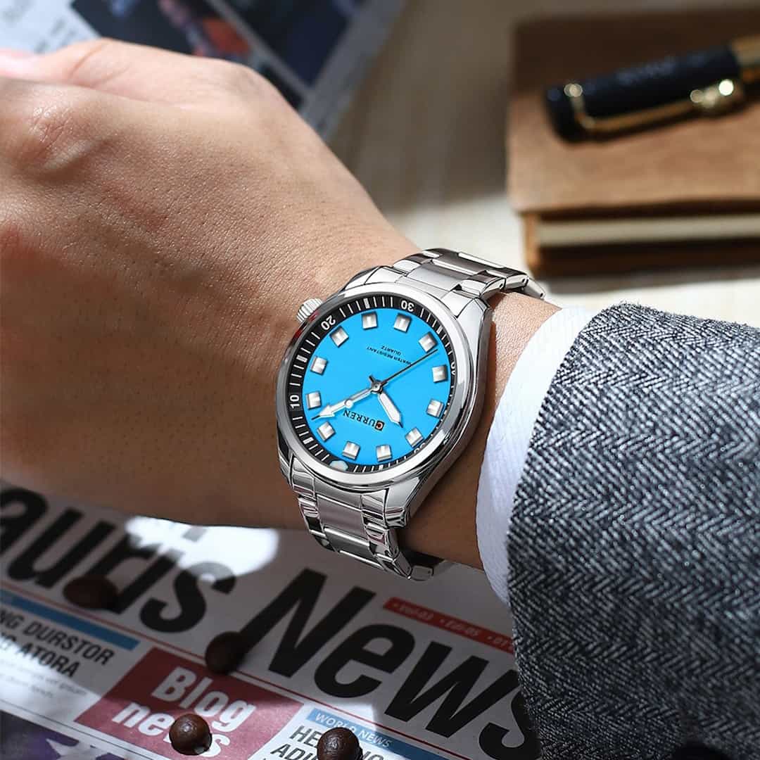 Orologio uomo Curren Elegant Aqua Blue al polso, ideale per abbinamenti business e casual.