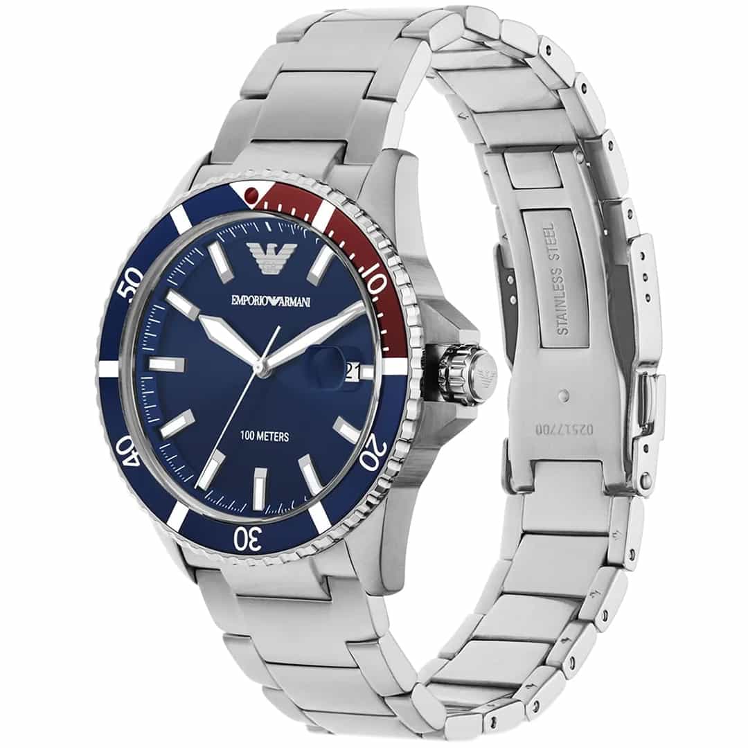 Vista angolata dell’orologio Emporio Armani AR11339 con bracciale in metallo.
