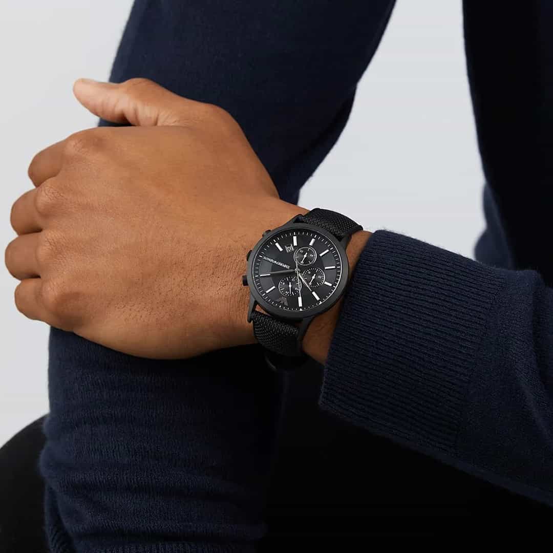 Orologio uomo Emporio Armani AR11457 al polso, design total black.