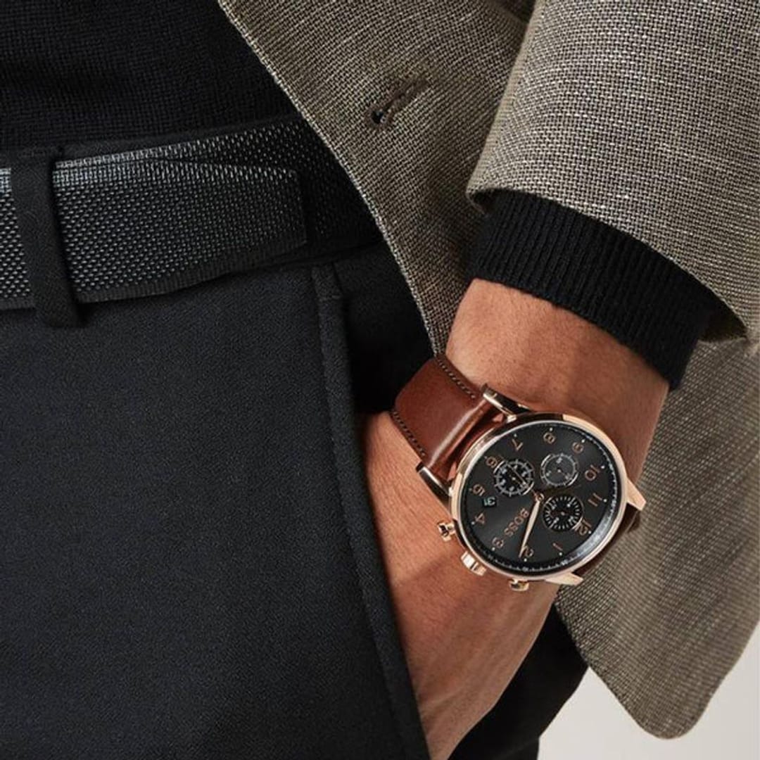 Orologio uomo Hugo Boss Navigator 1513496 al polso, cinturino marrone.