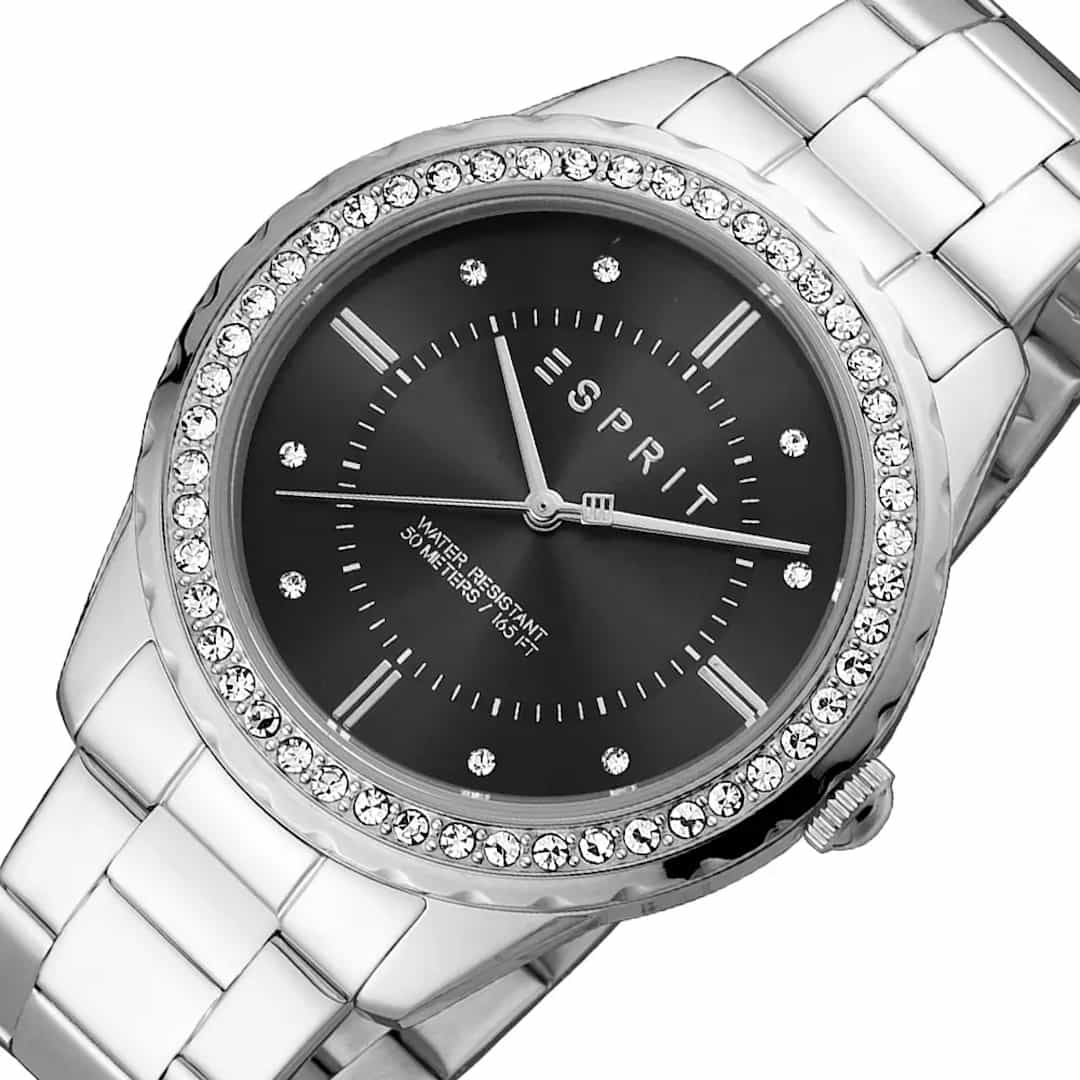 Primo piano dell’orologio da donna Esprit Skyler XL ES1L353M0075, con enfasi sui cristalli e sui dettagli del quadrante nero.