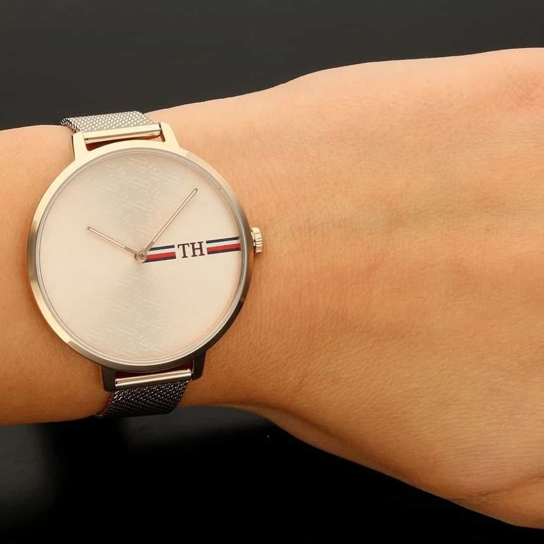 Ženska ročna ura Tommy Hilfiger 1782158 na zapestju, prikazuje minimalističen dizajn v rose gold barvi.
