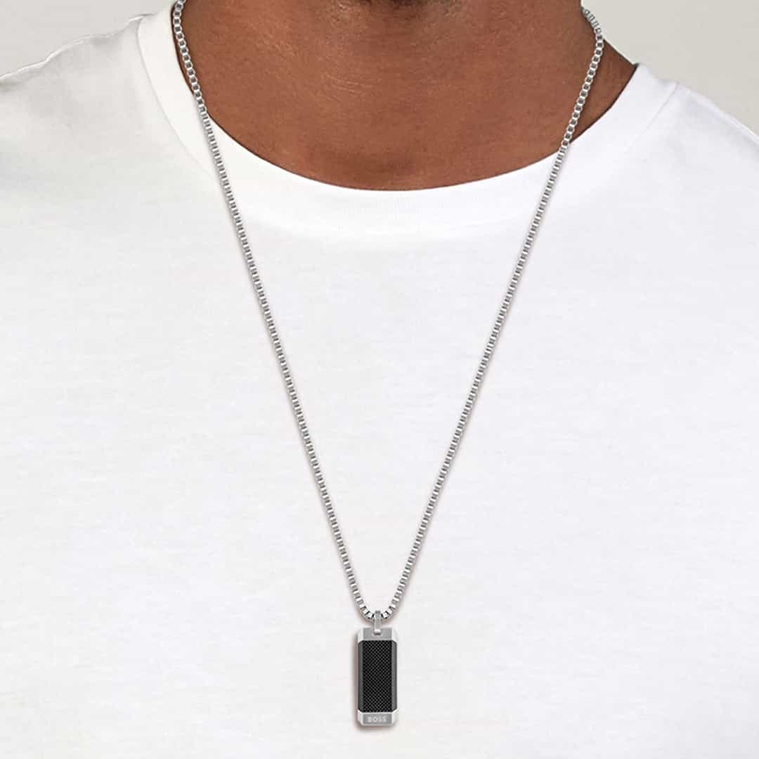 Collana uomo Hugo Boss 1580263 indossata da un modello con t-shirt bianca, a dimostrazione della sua lunghezza e del design.