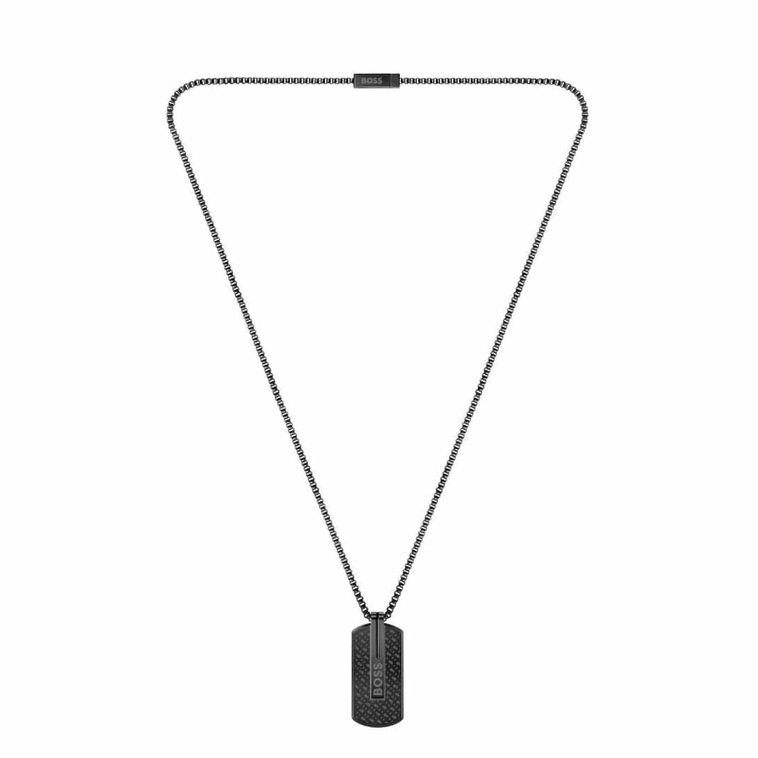 Collana uomo BOSS con ciondolo nero e logo argentato su catena nera.