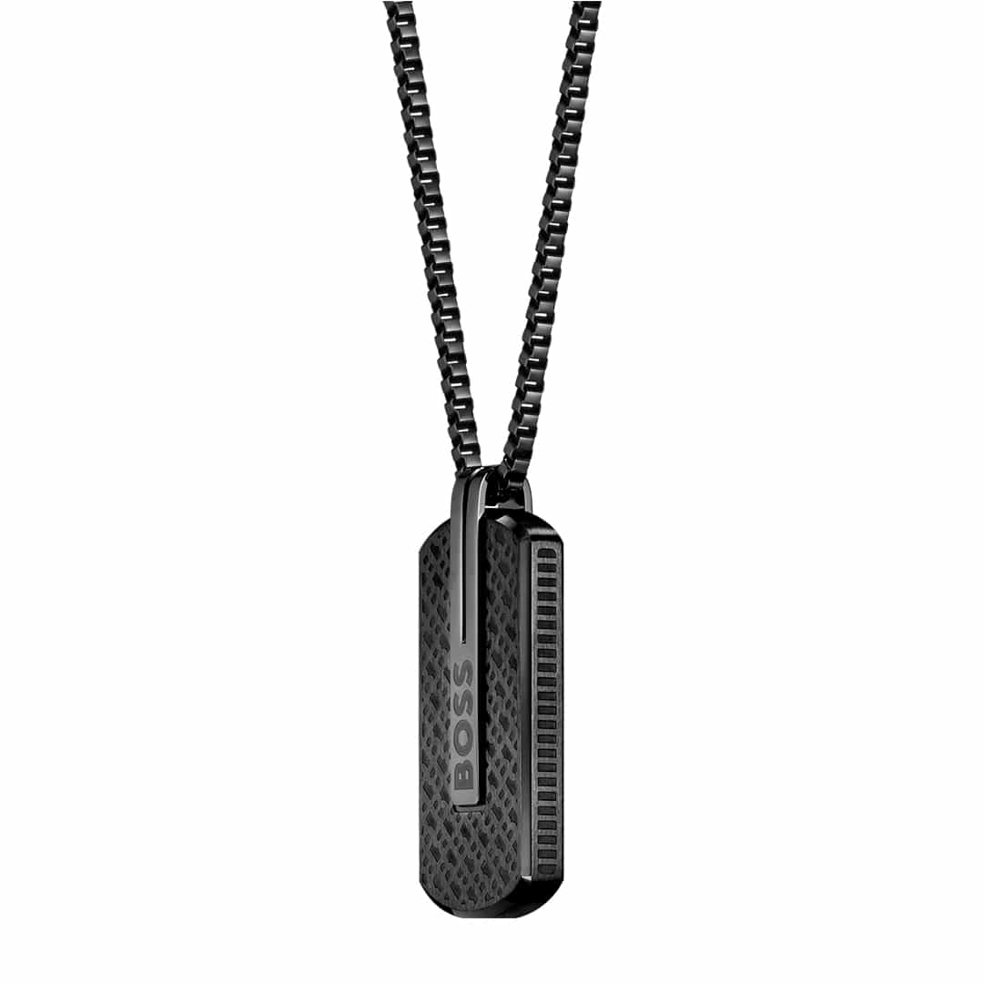 Collana uomo BOSS con ciondolo nero, superficie testurizzata e logo argento.