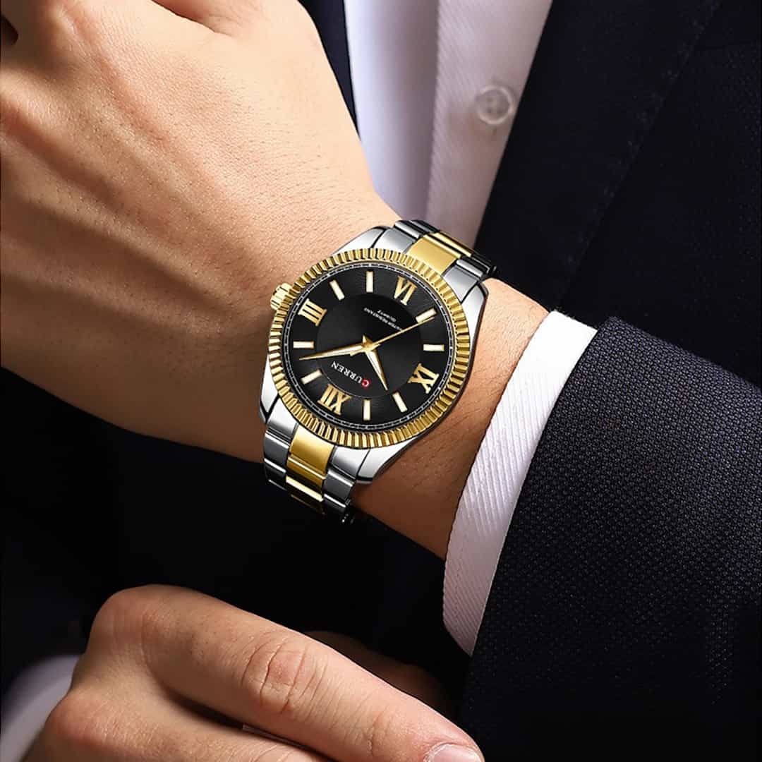 Orologio uomo Curren Regent Black Gold al polso, combinazione oro-argento per un look prestigioso.