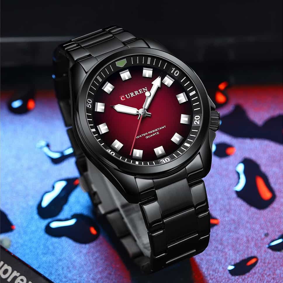 Orologio uomo Curren Voyager Red con sfondo di stile, focus sul design metallico e sul quadrante rosso.