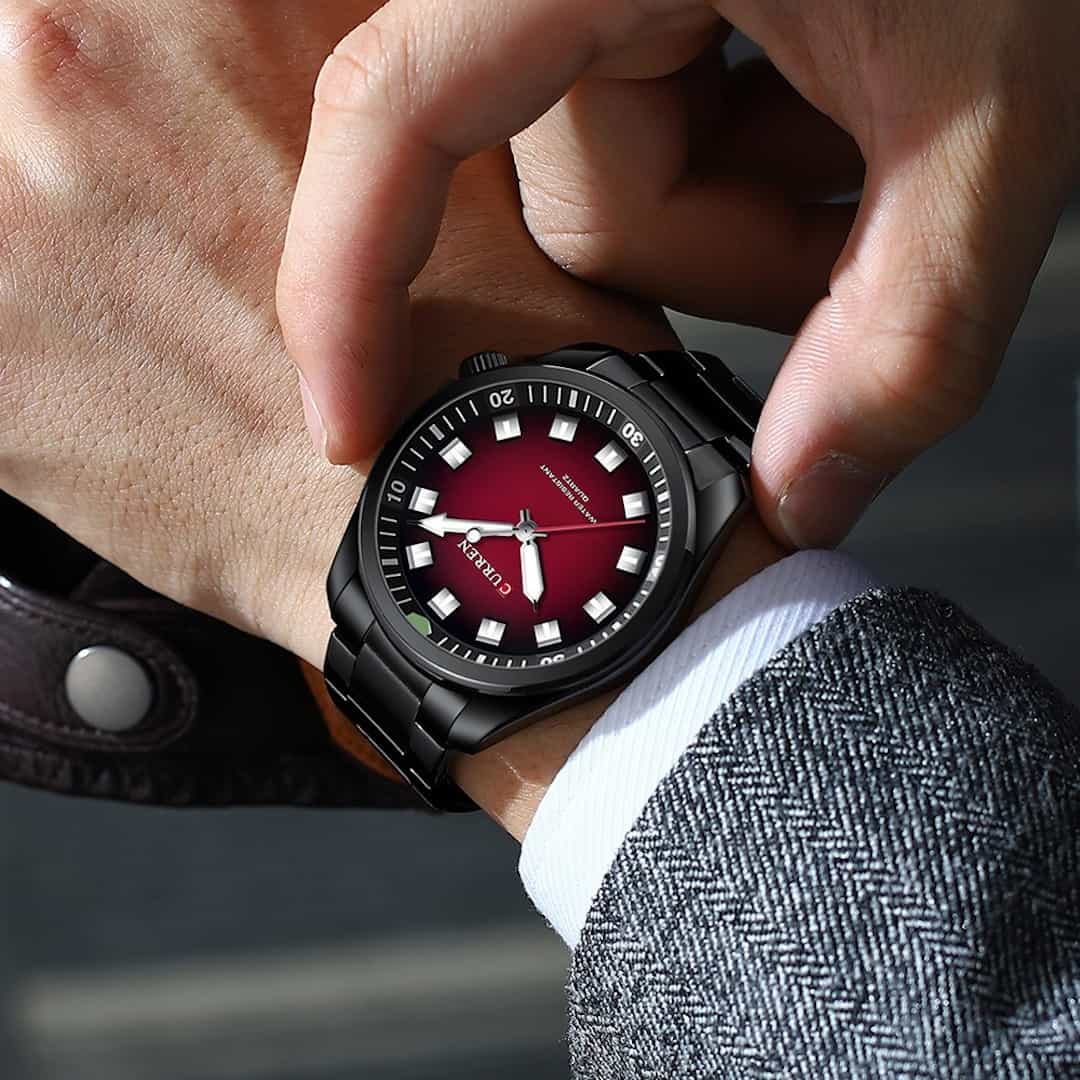 Orologio uomo Curren Voyager Red al polso, scelta elegante per ogni occasione.