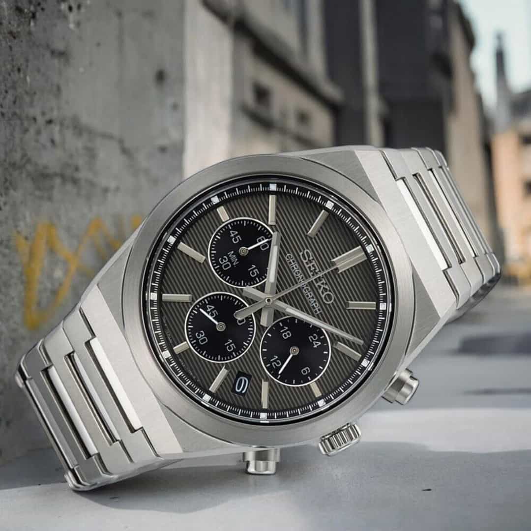 Orologio uomo Seiko Chronograph SSB455P1 con quadrante grigio e bracciale in acciaio in un contesto urbano.