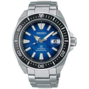Seiko Prospex SRPE33K1 in illuminazione da studio, visione completa del design e della lunetta in ceramica.<br>