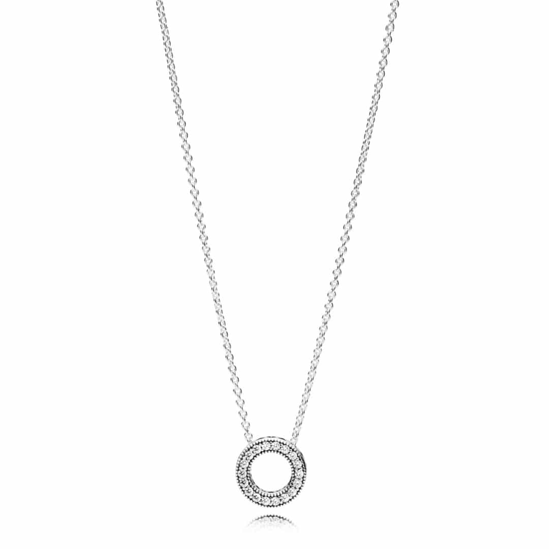 Collana Pandora in argento con ciondolo circolare, impreziosita da zirconia cubica per una brillantezza extra.
