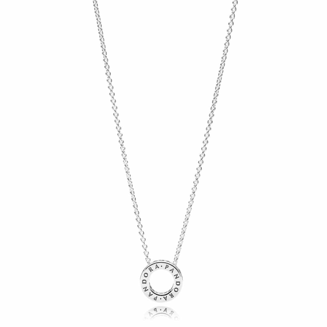 Collana in argento Pandora Moments 397436CZ-45 con ciondolo circolare e logo Pandora inciso.