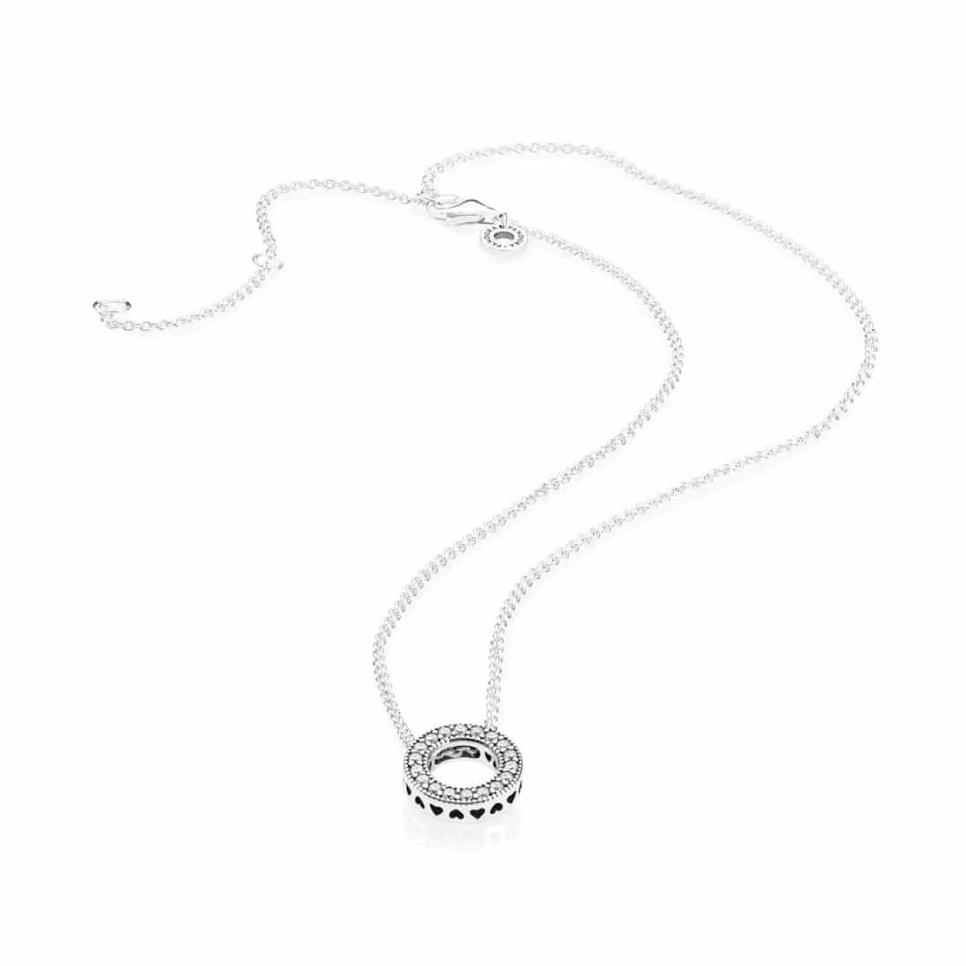 Collana Pandora 397436CZ-45 in argento, mostrata interamente con dettagli di cuori e zirconia sul ciondolo.