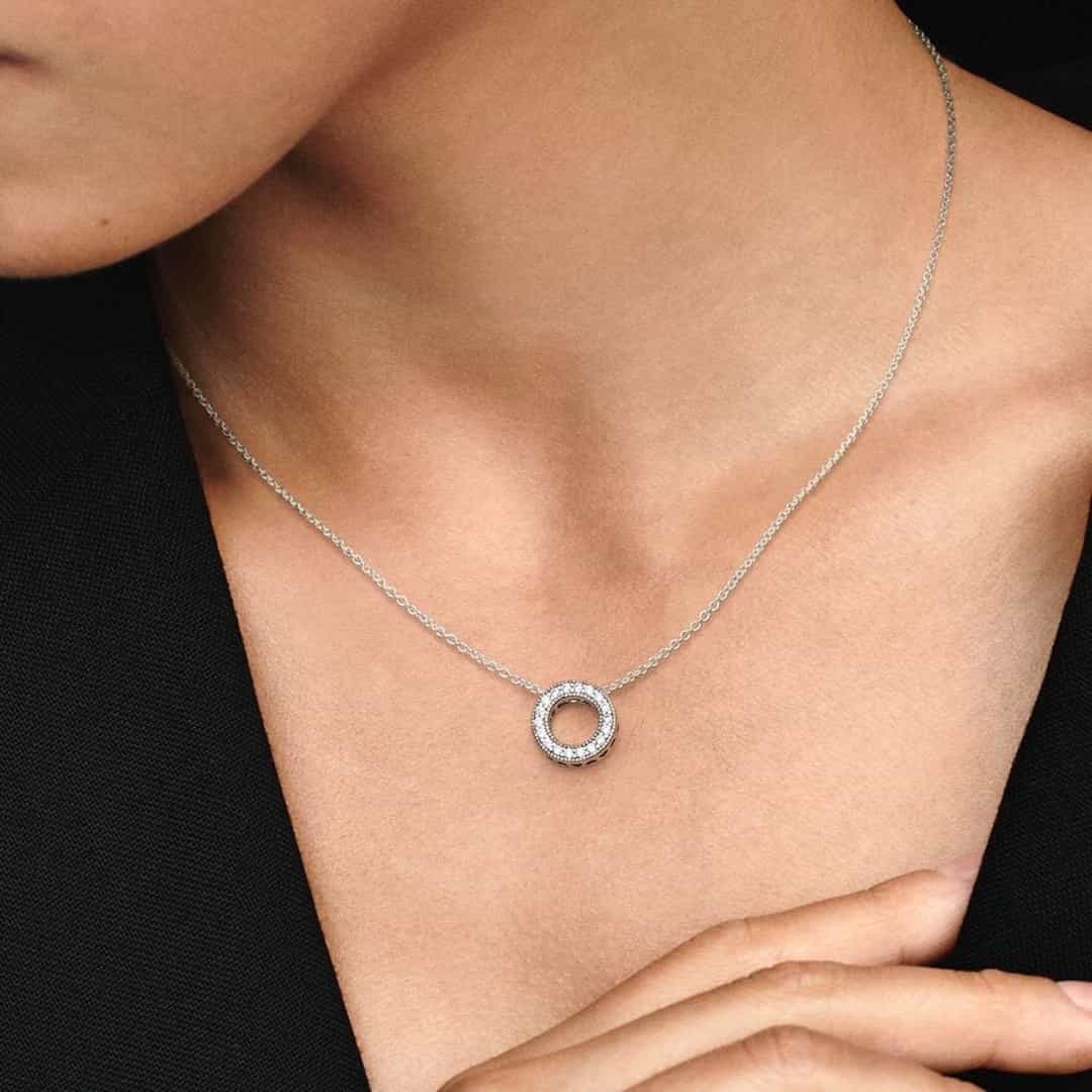 Collana donna in argento Pandora Moments 397436CZ-45 con ciondolo circolare decorato con zirconia, completa con eleganza un outfit nero.