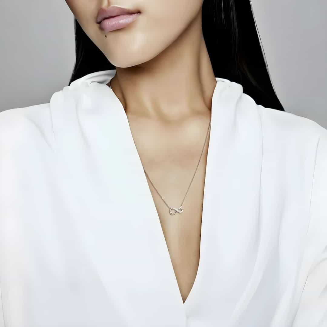 Collana donna in argento Pandora Moments 398821C01-50 con motivo dell’infinito, completa con eleganza un look total white.