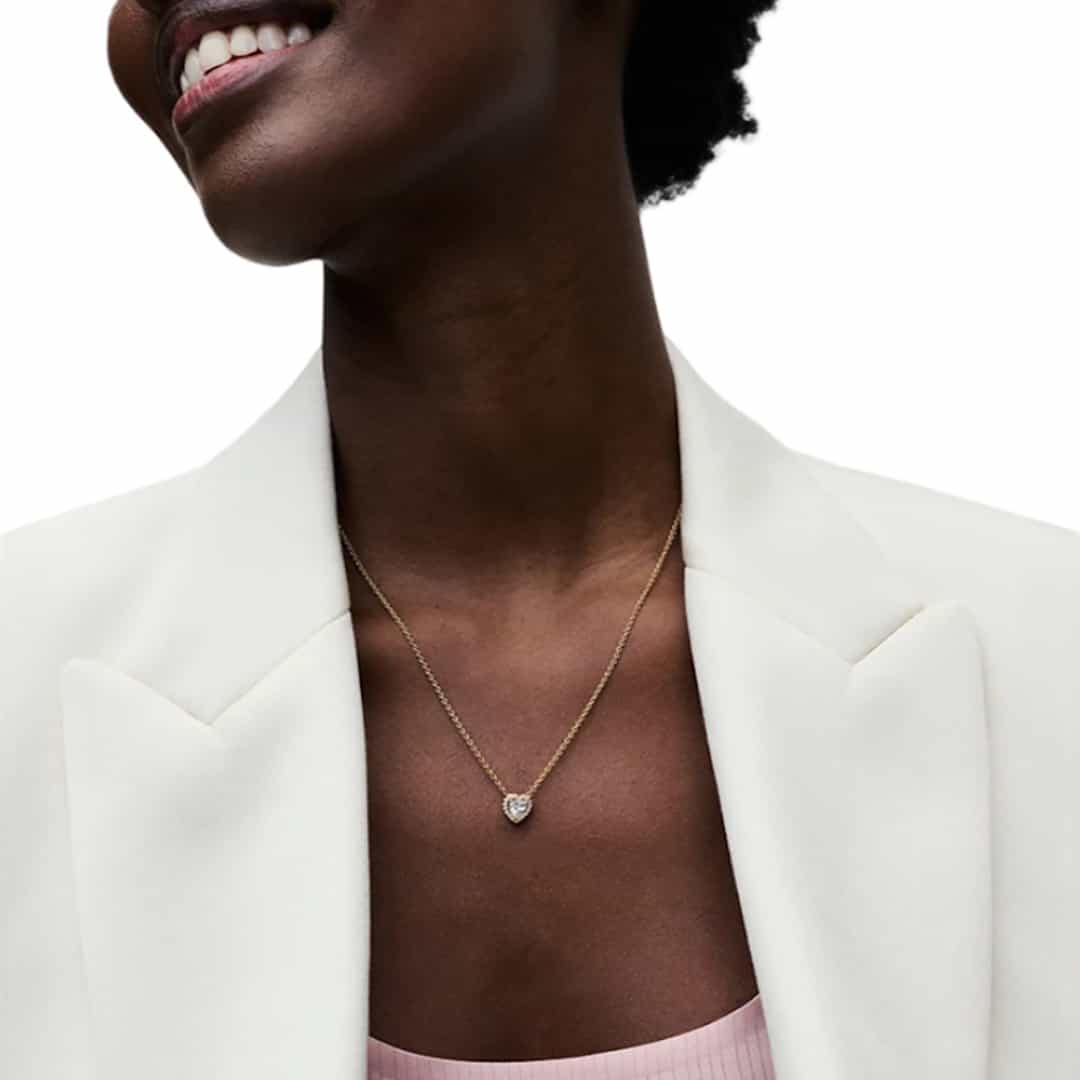 Donna che indossa la collana Pandora Timeless 368425C01-45 con ciondolo a cuore in tonalità oro.