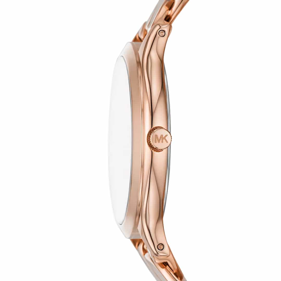 Profil laterale dell’orologio Michael Kors MK7473 con incisione MK sulla corona in finitura oro rosa
