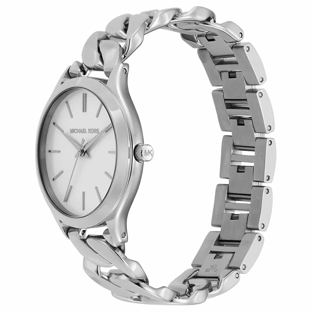 Vista laterale dell’orologio donna Michael Kors MK7473 con bracciale argentato e corona incisa con logo MK