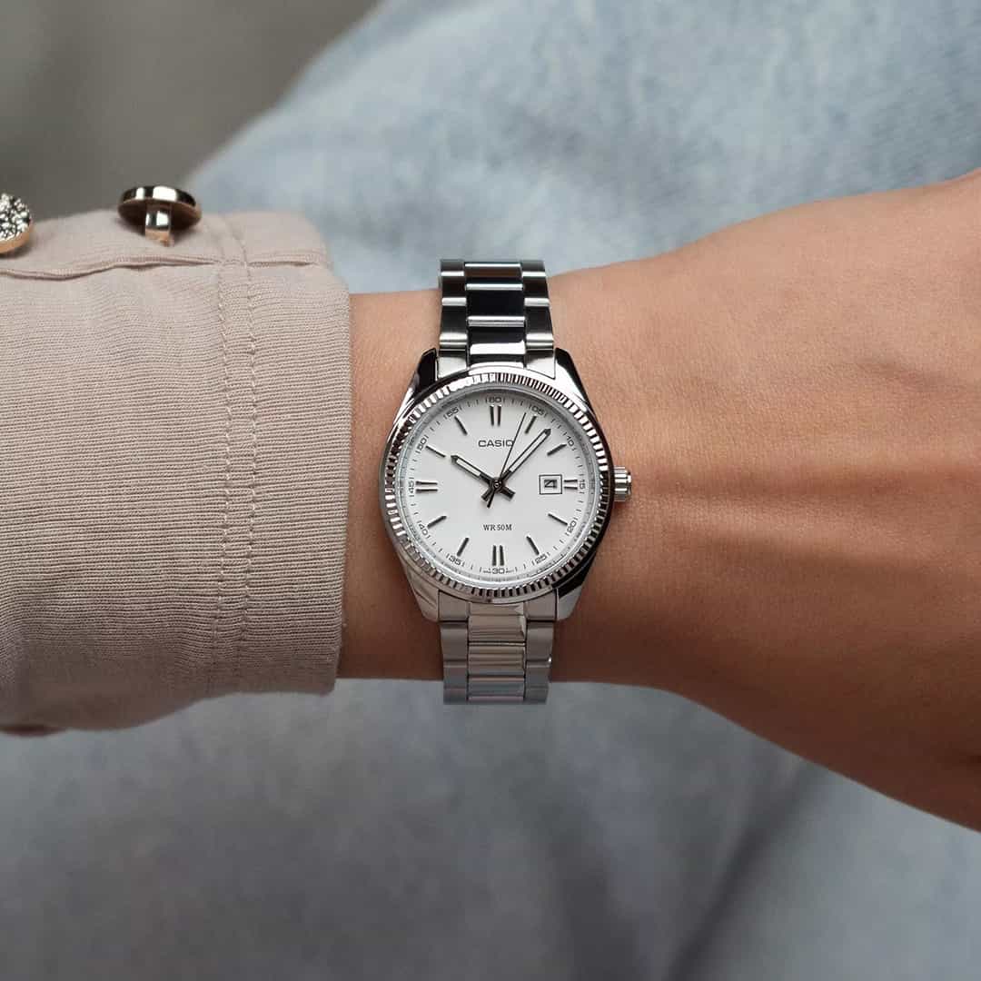 Orologio donna Casio Collection LTP-1302PD-7A1VEG al polso, ideale per l’uso quotidiano e professionale