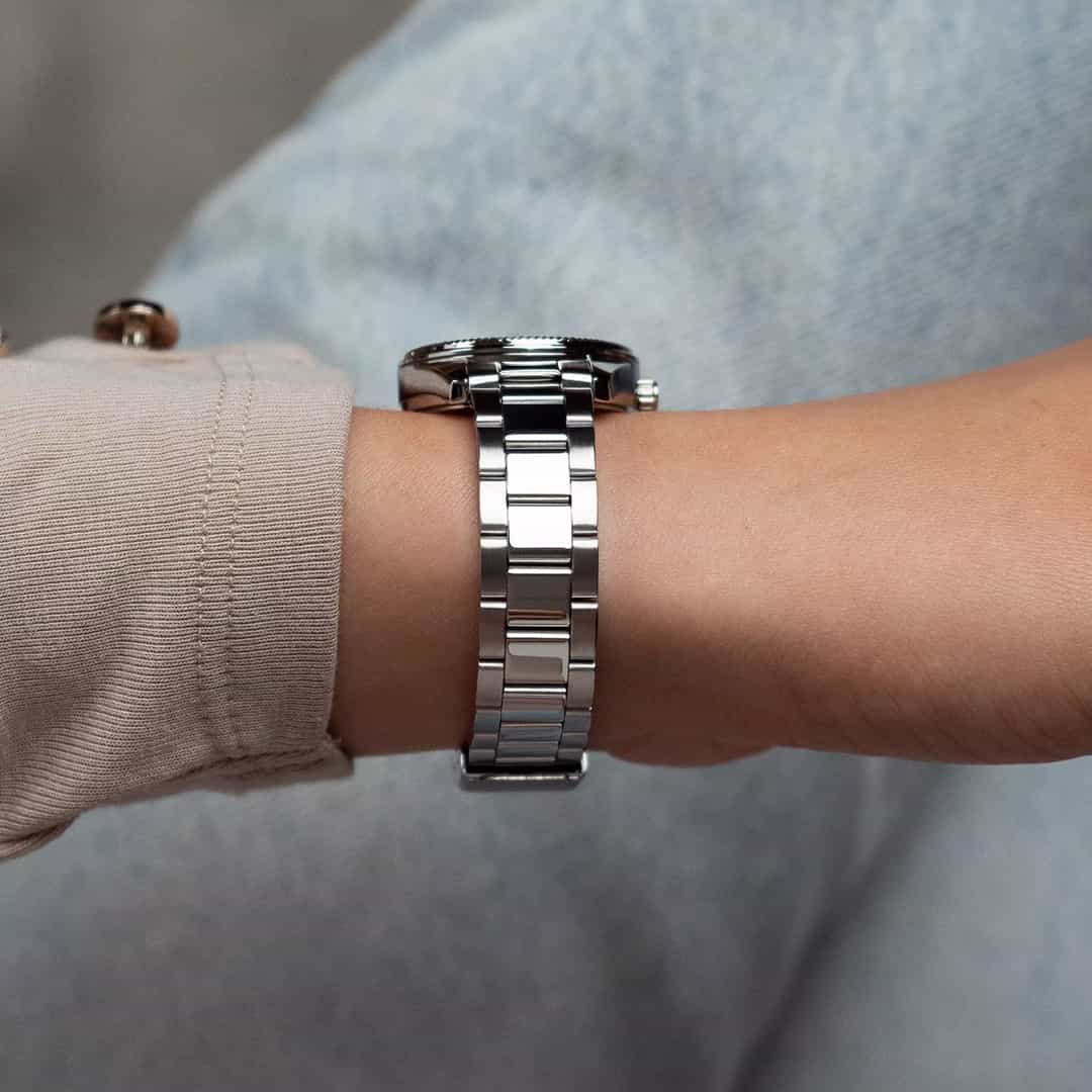 Vista laterale della sottile cassa e del raffinato bracciale dell’orologio donna Casio LTP-1302PD-7A1VEG