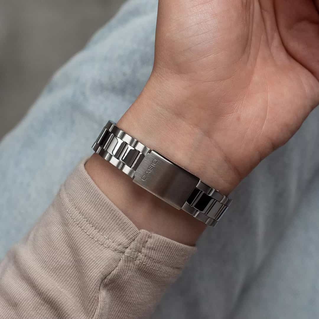 Bracciale con incisione Casio e chiusura in acciaio inox sull’orologio donna LTP-1302PD-7A1VEG