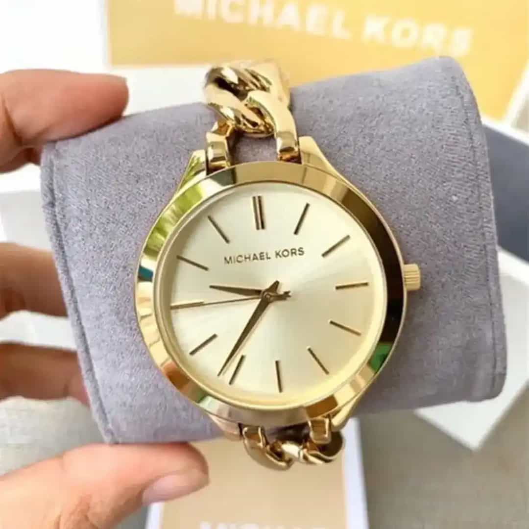 Orologio donna Michael Kors MK3222 su cuscinetto espositivo, con finitura dorata e design minimalista