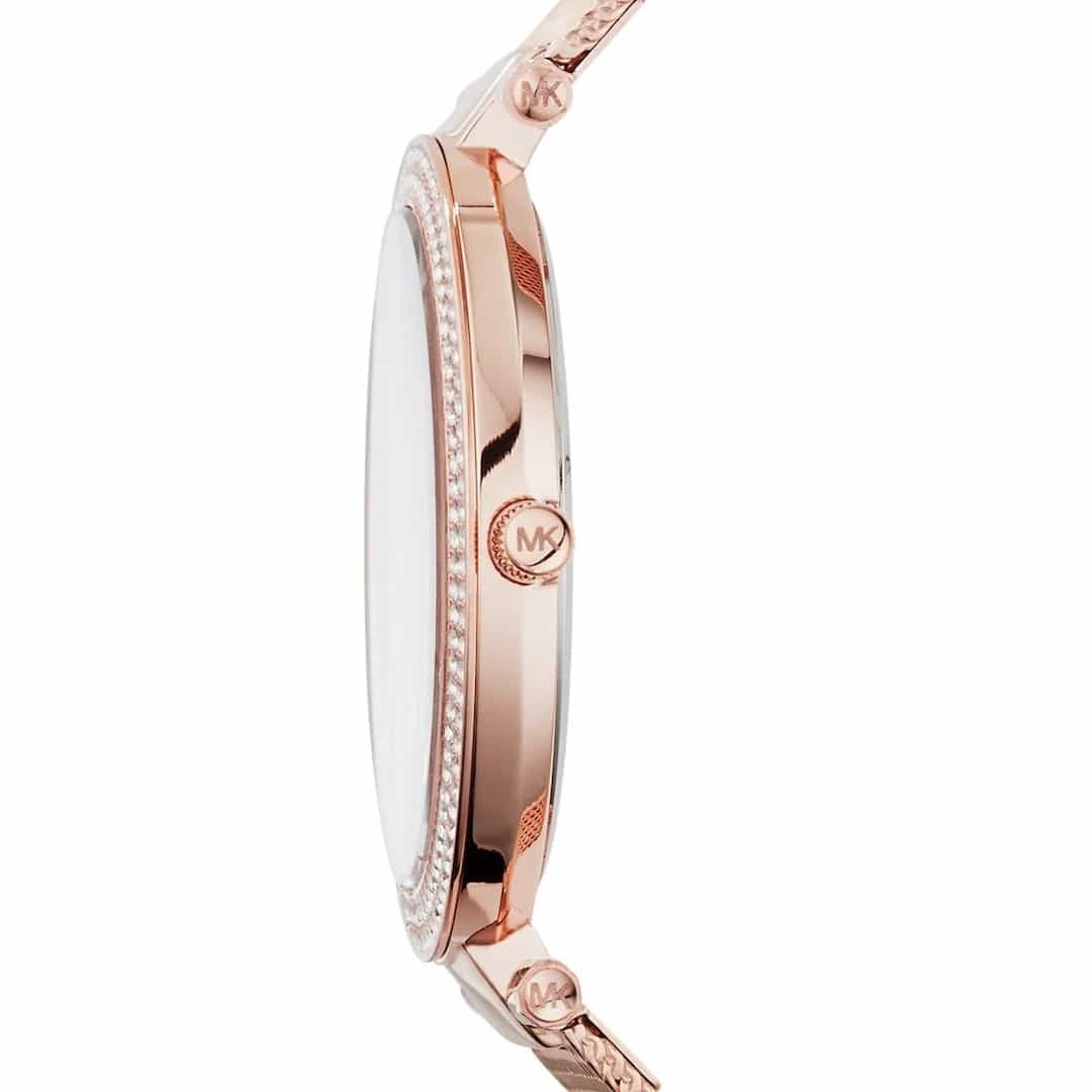Vista laterale della cassa dell’orologio Michael Kors Darci MK3369 con logo MK inciso