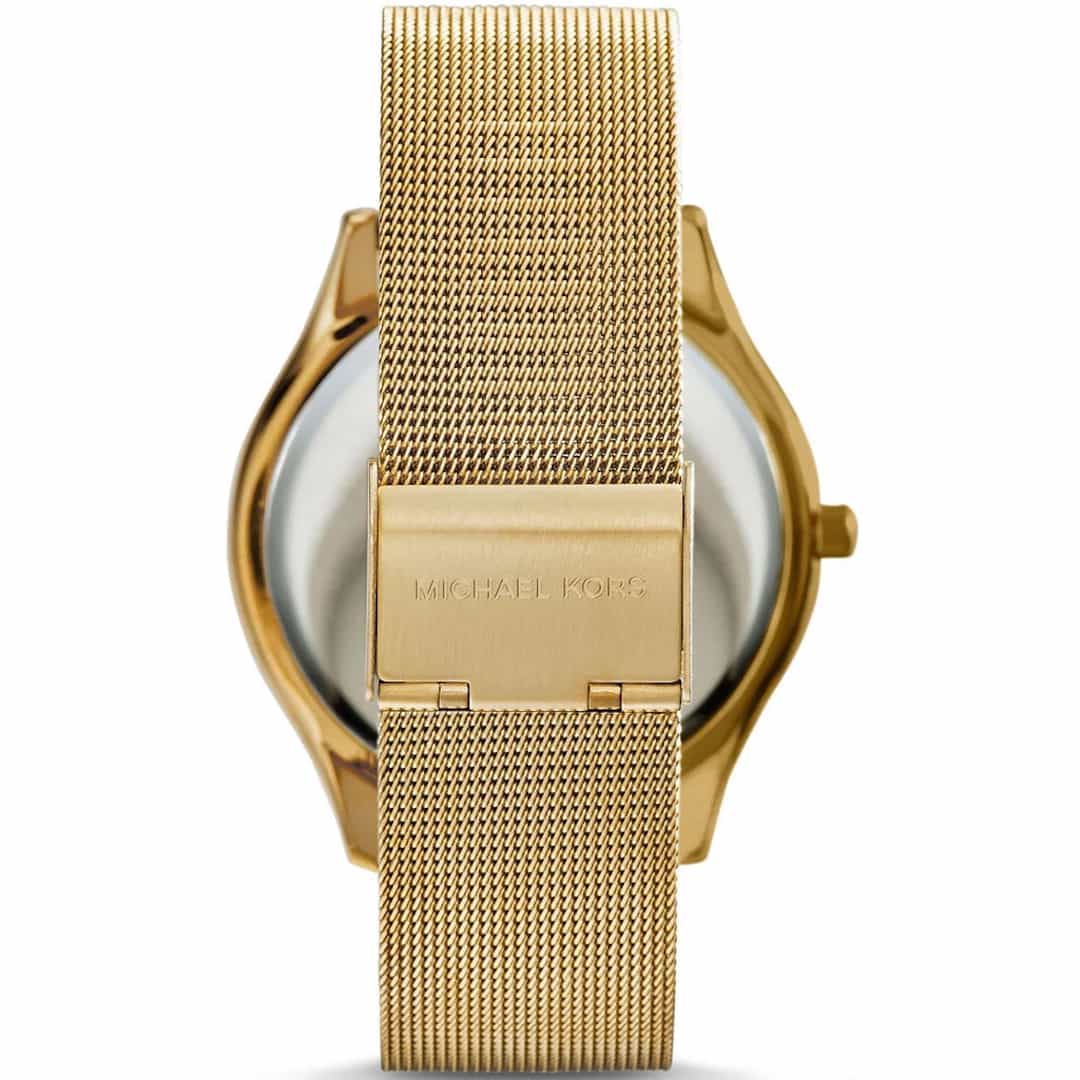 Retro dell’orologio dorato Michael Kors con logo inciso sulla chiusura metallica