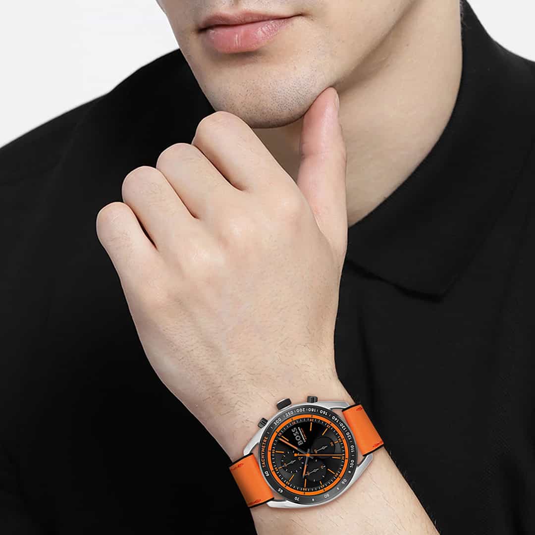 Orologio uomo Hugo Boss Centre Court 1514025 al polso, con dettagli nero-arancioni