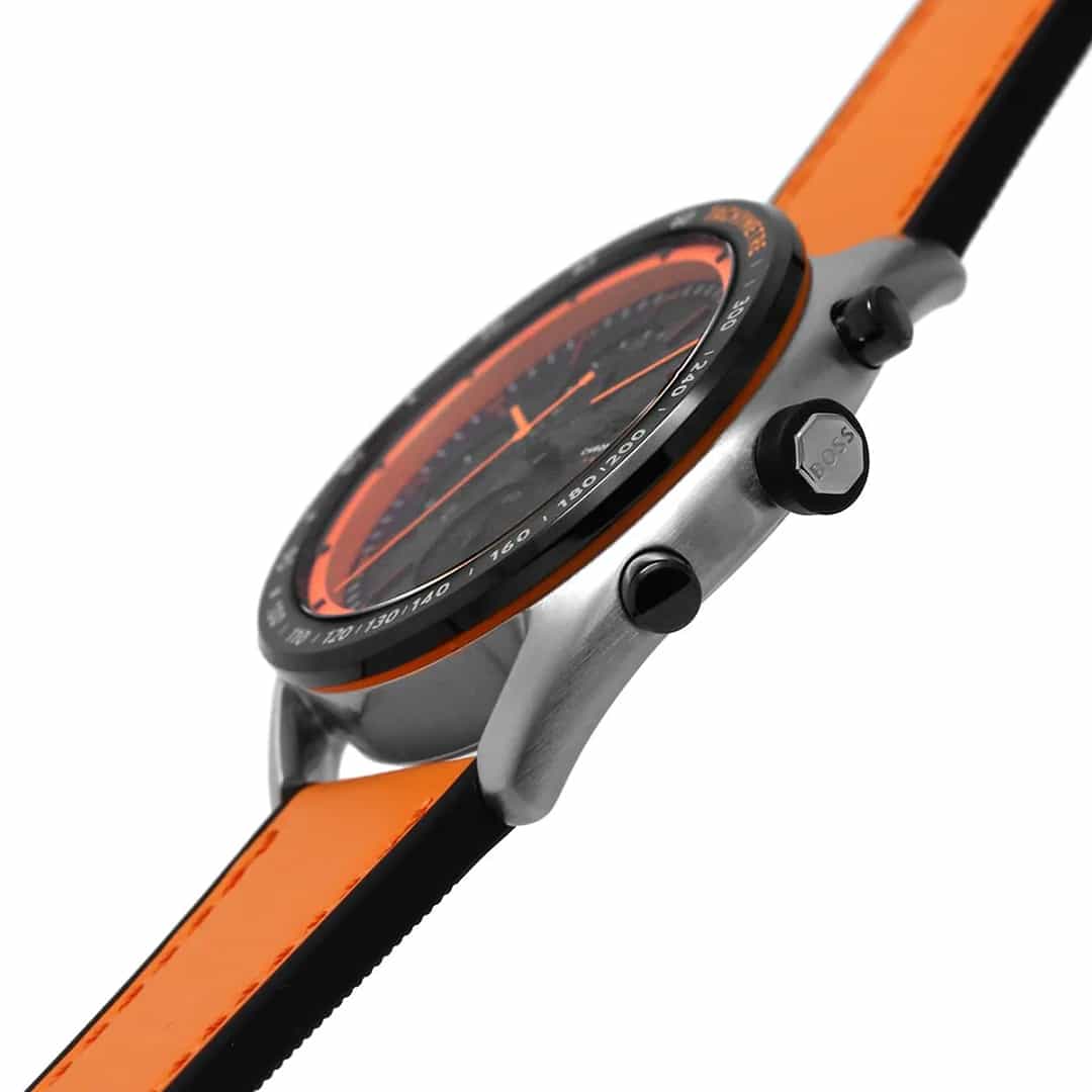 Dettaglio del profilo laterale dell’orologio Hugo Boss Centre Court 1514025, con lunetta e pulsante neri