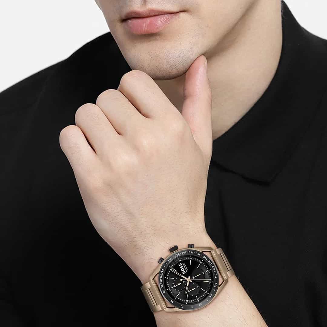 Orologio uomo Hugo Boss Centre Court 1514027 al polso, con cinturino in metallo e quadrante nero