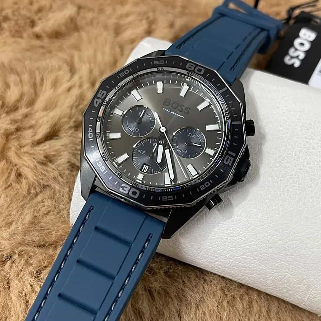 Vista dettagliata dell’orologio Hugo Boss Energy 1513972 con quadrante grigio scuro marcato e cinturino in silicone blu