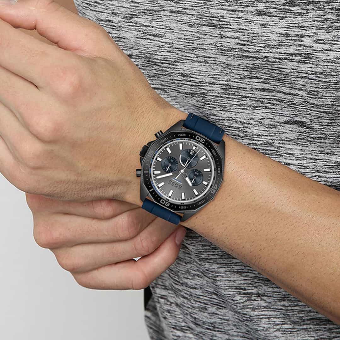 Hugo Boss Energy Chronograph 1513972 al polso con cinturino in silicone blu e cassa nera