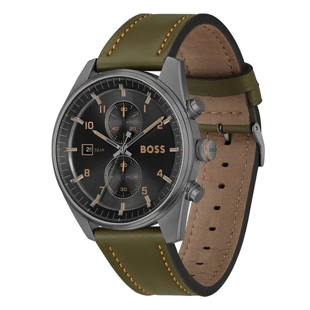 Orologio Hugo Boss Skytraveller 1514148 con cinturino in pelle verde oliva e quadrante nero, vista angolata