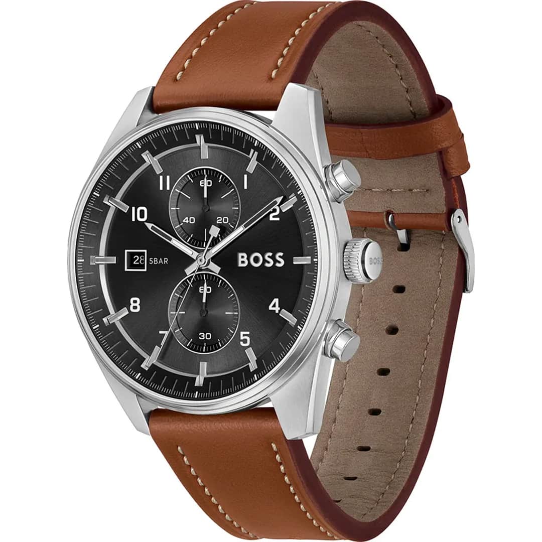 Orologio Hugo Boss Skytraveller 1514161 – quadrante nero e cinturino in pelle marrone, vista angolata